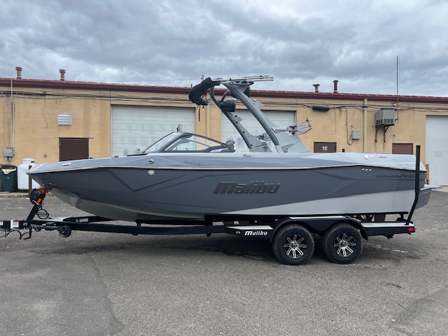 2025 Malibu 23 LSV Icon